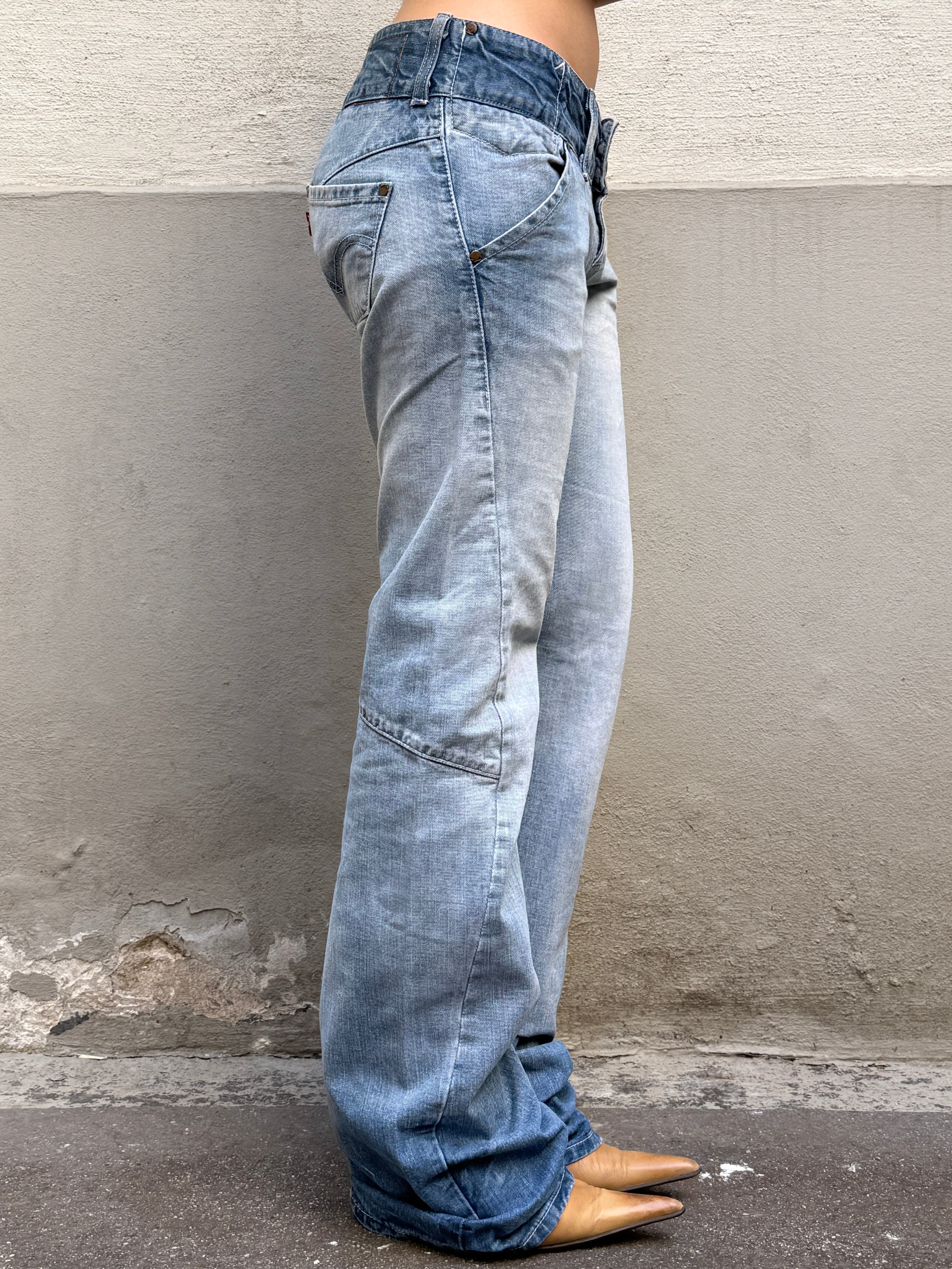 Vintage Levi's Engineered Low Waisted Jeans 28x34