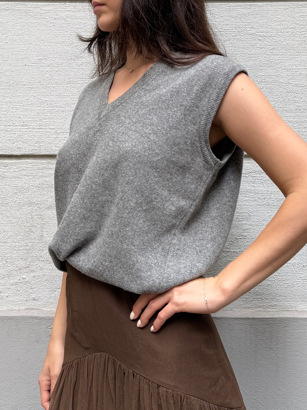 Vintage 100% Wool V-Neck Sleeveless Gray Vest Sweater M