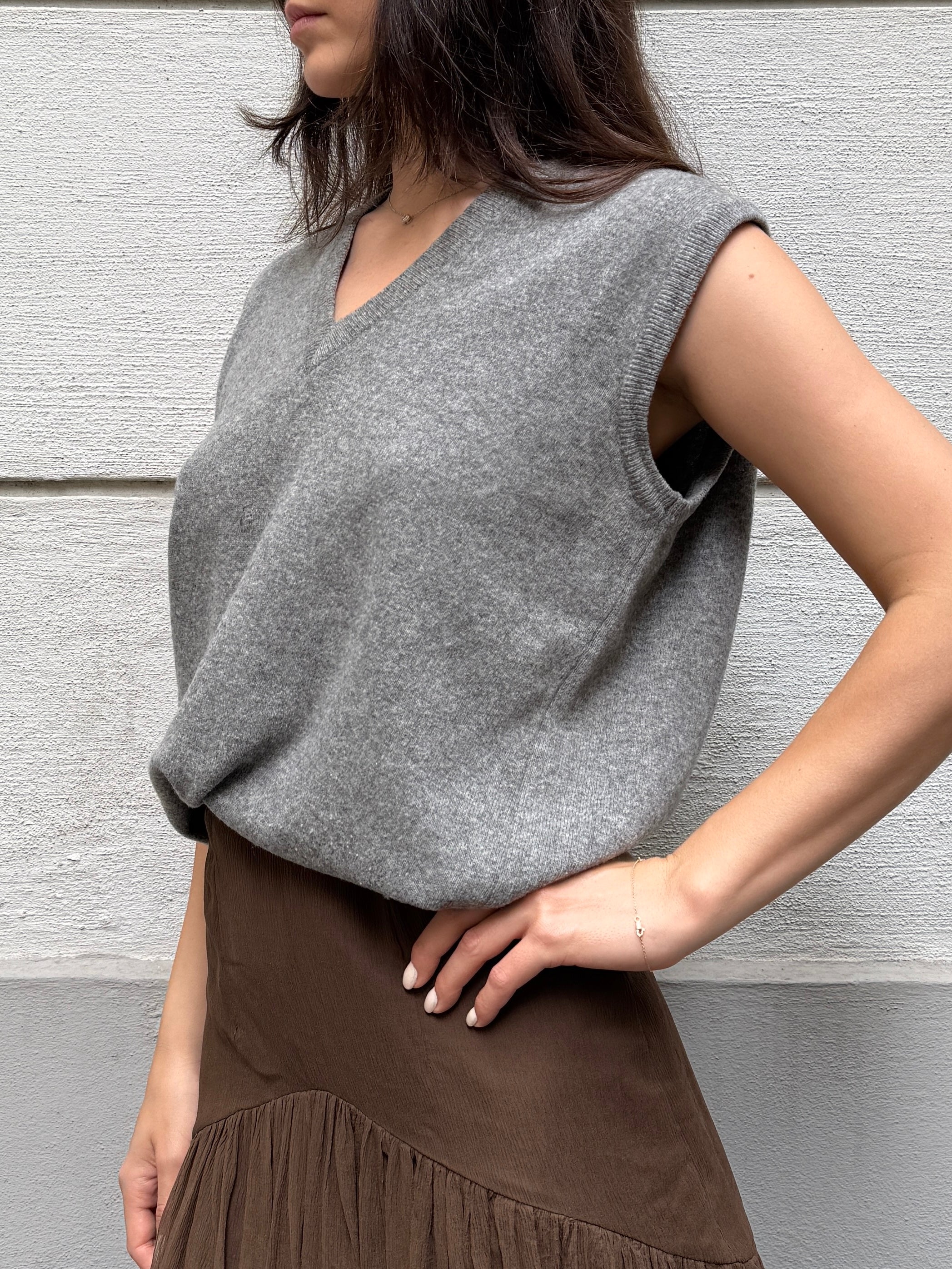 Vintage 100% Wool V-Neck Sleeveless Gray Vest Sweater M