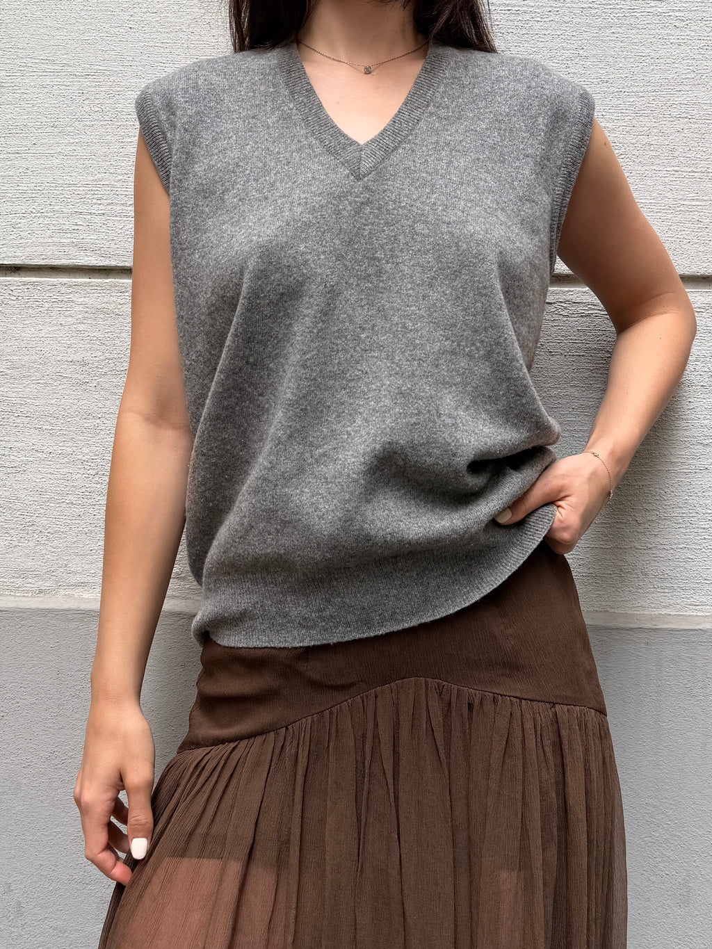 Vintage 100% Wool V-Neck Sleeveless Gray Vest Sweater M